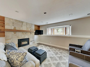 Amazing Alpine Getaway, Walk To Bus - Near Slopes 5 Bedroom Home