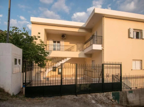 Lovely 3-bedroom Rental Unit With Alluring Views