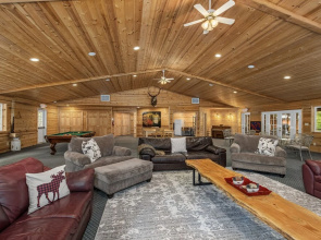 River Road Lodge 7 Bedroom Lodge by NW Comfy Cabins by RedAwning