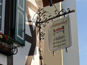 Landhotel Schützenhof mit Loungegarten