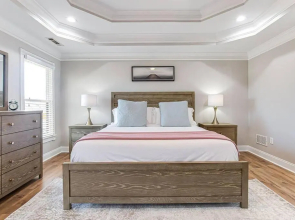Huge 4 Bdrm Home in the Heart of Atlanta King Bed