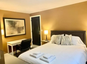 Professional Three Bedroom Condo Suite