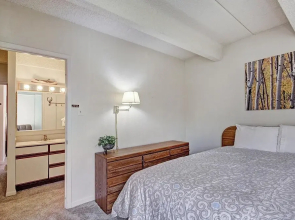 Wheeler House Spacious East Village Condo, Easy Walk to Super Bee - WH104 by Redawning