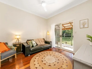 Hughes Hideaway - 2BR Cottage on 1 Acre w Air Con, King Beds