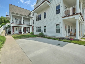 Grand Haven Condo: Walk to Lake + Pool Access!