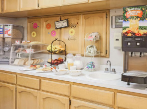 Howard Johnson by Wyndham Bakersfield