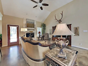 Luxe By The Lake, On-site Pool & Tennis! 3 Bedroom Home