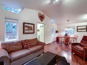 16GS - Hot Tub - BBQ - Pets Ok - Sleeps 2