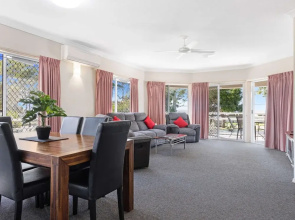 Beachside 2-bed Apartment With Secure Parking
