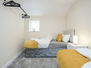 Cosy 2BR Maisonette Near Hospital & Stations