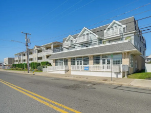 2 Blocks to Beach: Cozy Retreat in Wildwood!
