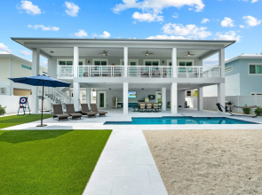 Luna Light Waterfront Pool Dock Views