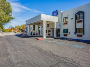 Motel 6 Santa Fe Central
