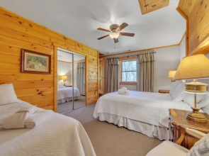 Dreamcatcher- Pet Friendly- Mirror Lake-waterfall 3 Bedroom Cabin by Sunscape Property Management