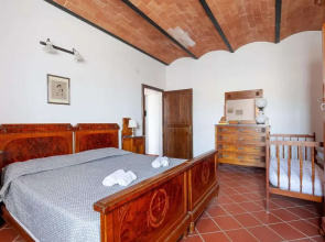 Tuscan Farmhouse in Peccioli with Swimming Pool near Lakes