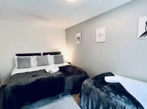 Stylish Townhouse With Free Parking in Liverpool