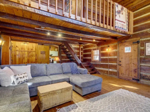 Cozy Log Cabin: 6 Mi to Great Smoky Mtns NP!