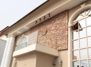 Lakeem Suites Adebola