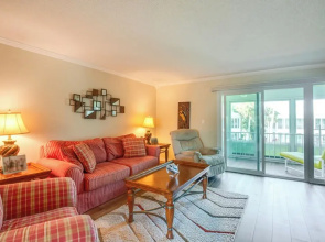 Quaint Welaka Getaway: Steps to St Johns River!