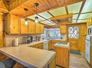 Running Springs Cabin w/ Large Deck + View!