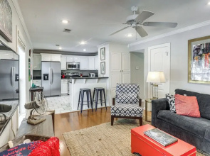 1 Block to The Square: Oxford Condo!