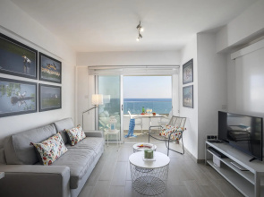 Mackenzie Zoe Seafront Suite