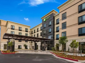 Holiday Inn & Suites Silicon Valley - Milpitas by IHG