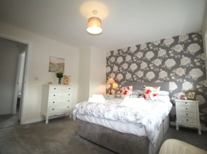 2 Bed House - Large Garden - Pet Friendly