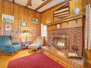 'the Red Loft' Candler Cottage Near Hiking Trails!