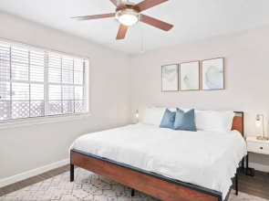 Spacious and Cozy King Bed 2BR Suite 5 Min to DT