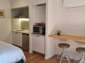 Alcorn Garden Studio Main House Attached-Dog friendly 2 mins walk to beach