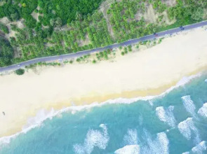 Surfing Design Meisu with Seaview Surfing in the Huandao Jia Xihai (Wanning Sunac Riyue Bay)