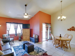 7 Mi to Mill Ave: Bbq-ready Mesa Townhouse