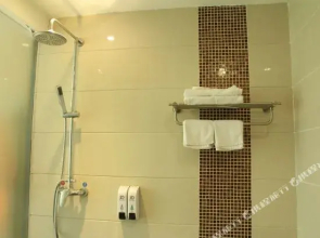 Yingdong Business Hotel (Xinhui China Resources Vanguard Store)
