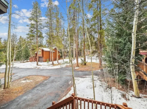 Ski Hill Chalet 3 Bedroom Home by RedAwning
