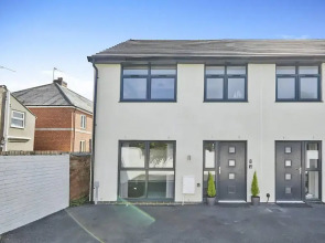 Modern 2 Bedroom House With Free Gated Parking