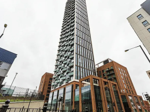 Bright North Acton Flat With City View