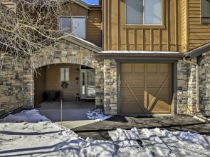 Silverthorne Townhome w/ Hot Tub & Mountain Views!