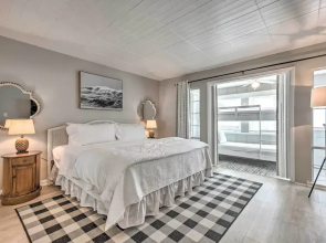Sunny Destin Condo w/ Pool & Beach Access!