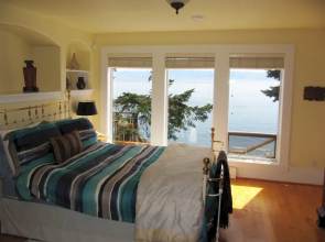 Stones Throw Cottage by BC Island Vacation Homes