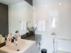 6th Avenue Surin Beach