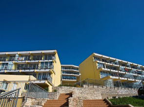 Splendid Golden Rocks Resort