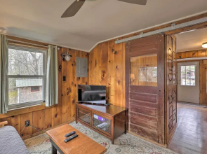 Walk to Marina: Cute Gilford Cottage w/ Grill