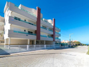 Com 02 dormitórios a poucos passos da praia