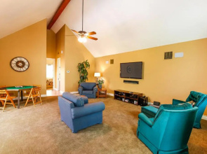 Luxury Golf Course Private Retreat with Heated Swimming Pool