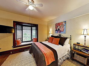 New Listing! 8 Suites At Iconic De La Vina Inn 8 Bedroom Home