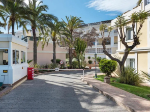 Bright 2 Bedroom apartment with parking space and swimming pools in Aloha Gardens