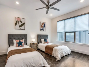 Cozysuites Luxe 3BR Uptown Home Great Rooftop