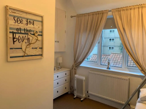 Blue Whale 2 Bedroomed 2nd Floor Appt with Sea Views, Beach & Wifi