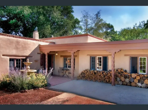 Garcia St. Adobe - Historic District, Close to Canyon Road, Three Master Bedrooms, Great Outdoor Space